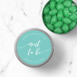 Pegatina Redonda Relax Script Mint to be Editable Color Boda<br><div class="desc">pegatina boda que presenta las palabras "menta para ser" en un guión cursivo relajante en blanco contra un color de fondo editable (haga clic en personalizar para acceder). Personalízalo reemplazando el texto del marcador de posición. Para obtener más opciones como cambiar el tipo de letra y su tamaño/color, expanda la...</div>
