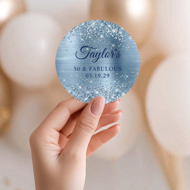 Pegatina Redonda Relieve metalizado azul claro Purpurinoso 50 y fab (Glittery Light Blue Foil 50 & Fabulous Classic Round Sticker)