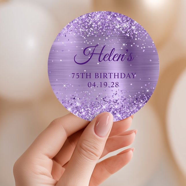 Pegatina Redonda Relieve metalizado púrpura claro Purpurinoso 75º c (Glittery Light Purple Foil 75th Birthday Classic Round Sticker)