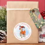 Pegatina Redonda Reno lindo en Santa Hat Name Feliz Navidad<br><div class="desc">Reno lindo en Santa Hat Nombre Feliz Navidad. Diseño divertido para tu regalo festivo. Personalice fácilmente con sus detalles.</div>