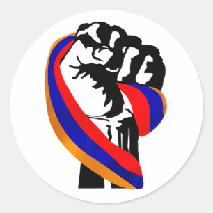 Pegatina Redonda Resistiendo el puño de la bandera del Orgullo Arme