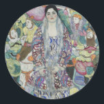 Pegatina Redonda Retrato de Friederike Maria Beer por Gustav Klimt<br><div class="desc">Retrato de Friederike Maria Beer (1916) de Gustav Klimt es una pintura de retrato de arte simbolista de la era victoriana. Friederike-Maria solicitó que Klimt la pintara con un vestido de Viennese Workshop que usaba exclusivamente. Klimt decidió que debía usar su abrigo de piel al revés para que fuera visible...</div>