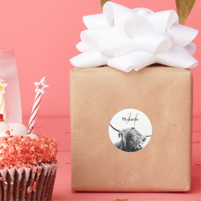 Pegatina Redonda Retrato de vaca Highland monograma inicial blanco  (Fiesta)