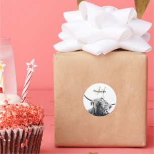 Pegatina Redonda Retrato de vaca Highland monograma inicial blanco 