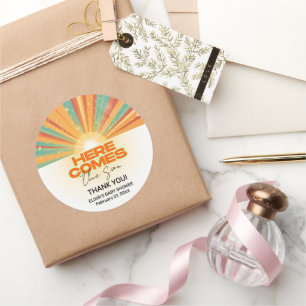 Pegatina Redonda Retro Aquí Viene El Baby Shower Del Hijo