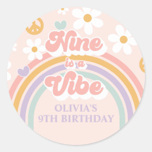 Pegatina Redonda Retro Rainbow Nine es una Vibra Cumpleaños 9