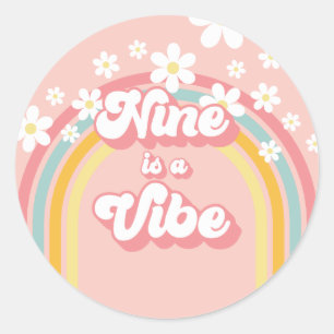 Pegatina Redonda Retro Rainbow Nine es una Vibra Groovy Cumpleaños 