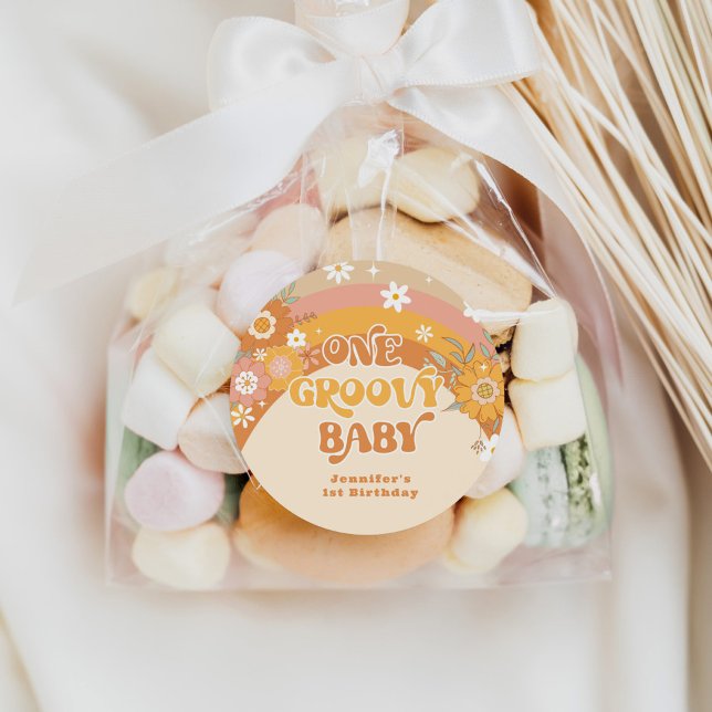 Pegatina Redonda Retro un bebé groovly cumpleaños (Subido por el creador)