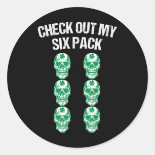 Pegatina Redonda Revisa Mi Six Pack Día De San Patricio Cráneo Tréb