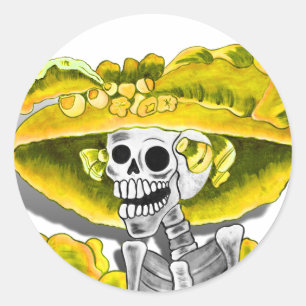 Pegatina Redonda Ríe mujer esquelética en bonnet amarillo