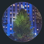 Pegatina Redonda Rockfeller Center Christmas Tree NYC Photography<br><div class="desc">Con una fotografía original del árbol del Rockefeller Center en la ciudad de Nueva York durante la temporada de vacaciones. ¡Genial para los Navidades! Este diseño también está disponible en otros productos. ¿No ves lo que estás buscando? ¿Necesita ayuda con la personalización? Contacte con Rebecca para que se cree algo...</div>