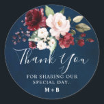 Pegatina Redonda Romántico acuarela burgundy rojo naval floral<br><div class="desc">Elegante y moderno romántico acuarela floral pegatina de agradecimiento de boda cuenta con un ramo de burgundy / Marsala , rosa sonrojado, rosas acuarela melocotón con follaje a juego en fondo naval. Perfecto para una boda de otoño / mediados de verano. Por favor, encuentre más diseños y variaciones coincidentes en...</div>