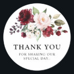 Pegatina Redonda Romántico aquarela rosa floral rojo burdeos<br><div class="desc">Elegante y moderno sticker de agradecimiento de boda romántico con aquarela floral que presenta un ramo de rosas burdeos / Marsala, rosa claro, durazno con follaje a juego. Perfecto para una boda de otoño / mediados de verano. Por favor, busque más diseños y variaciones coincidentes en mi tienda "blissweddingpaperie". Y...</div>