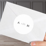 Pegatina Redonda Romántico Corazón Script Minimalista Boda moderno<br><div class="desc">¡Estos elegantes pegatinas harían una maravillosa adición a sus suministros de boda! Añade fácilmente tus propias iniciales haciendo clic en la opción "personalizar".</div>