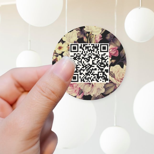 Pegatina Redonda Romántico Moody Floral QR Código Negro (Pretty wedding sticker features delicate blooms and your qr code on an elegant black background.)