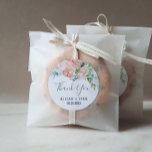 Pegatina Redonda Romántico Peony Flowers Gracias A La Boda Favor<br><div class="desc">Estas románticas flores de peonía gracias a los pegatinas de la boda son perfectos para una boda elegante. El diseño floral incluye flores de color rosa, melocotón y acuarela en cascada. Personalice las etiquetas del pegatina con sus nombres, el evento (si procede) y la fecha. Estos pegatinas pueden ser usados...</div>