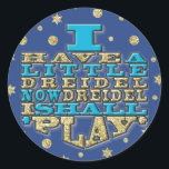 Pegatina Redonda Ronda de Pegatinas de Chanukah "Dreidel Play/Gold,<br><div class="desc">Chanukah/Hanukkah "Tengo un pequeño Dreidel ahora Dreidel Jugaré/Oro, Azul" Ronda de Pegatinas. ¡Diviértase usando a estos pegatinas como topes de pasteles, prefiera el cierre de bolsos o lo que sea que haga que sus festividades se rompan! El fondo se puede cambiar eligiendo entre una gran selección de colores. ¡Gracias por...</div>