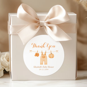 Pegatina Redonda Ropa de calabaza para baby shower de otoño Gracias