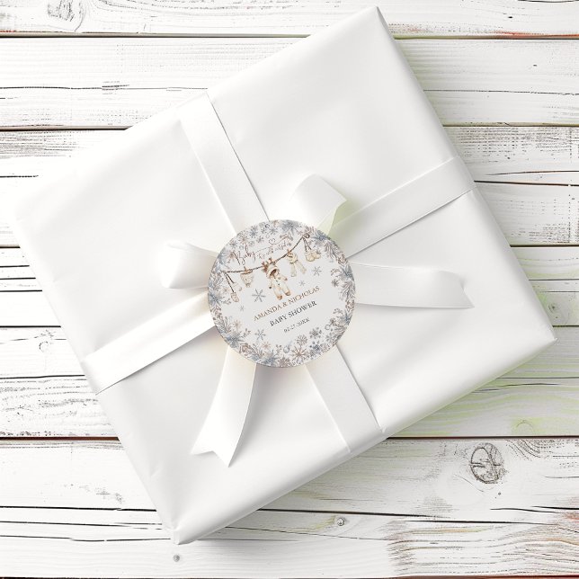 Pegatina Redonda Ropa de invierno: Bebé frío fuera de Baby Shower (Subido por el creador)