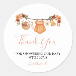 Pegatina Redonda Ropa de niña enamorada, gracias por el baby shower
