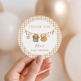 Pegatina Redonda Ropa de Otoño para Gemelos Baby Shower de Calabaza