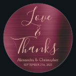 Pegatina Redonda Rosa de Borgoña Amor y Gracias<br><div class="desc">Morado de Borgoña - Cranberry Marsala y Rosa Tipografía de Oro Script Faux Faux Relieve metalizado Metallic Elegant Love and Gracias - Gracias Pegatina Favor que se puede usar como Sello para sobres para una boda de otoño o otoño. Este pegatina se puede personalizar para incluir su nombre y fecha...</div>
