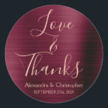 Pegatina Redonda Rosa de Borgoña Amor y Gracias<br><div class="desc">Morado de Borgoña - Cranberry Marsala y Rosa Tipografía de Oro Script Faux Faux Relieve metalizado Metallic Elegant Love and Gracias - Gracias Pegatina Favor que se puede usar como Sello para sobres para una boda de otoño o otoño. Este pegatina se puede personalizar para incluir su nombre y fecha...</div>