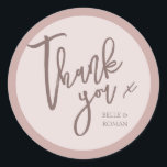 Pegatina Redonda Rosa de caligrafía simple Oro Gracias Boda<br><div class="desc">Pegatina único y elegante. Agradece a sus huéspedes este estilo romántico de diseño,  con un guión moderno de caligrafía. Personalizar con facilidad.</div>