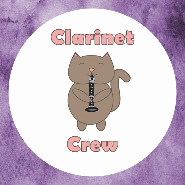Pegatina Redonda Rosa de gato de la tripulación del Clarinet (A sticker that says Clarinet Crew in pink along with a brown cat playing the clarinet.)