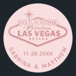 Pegatina Redonda Rosa de oro Boda de Las Vegas<br><div class="desc">Favor pegatina o sello para sobres con el Rótulo "Bienvenidos a las fabulosas Las Vegas" en falso rosa Relieve metalizado rosa dorado. Haga clic en PERSONALIZAR MÁS AÚN para cambiar el color de fondo,  la fuente y el color del texto.</div>