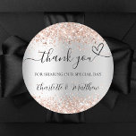 Pegatina Redonda Rosa de plata corazón de oro gracias boda<br><div class="desc">Fondo falso plateado,  decorado con confeti dorado rosa. Con el texto: Gracias por compartir nuestro día especial,  con un corazón pequeño. Personalice y agregue sus nombres.</div>