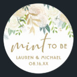 Pegatina Redonda Rosa De Relieve metalizado dorado De Marfil Waterc<br><div class="desc">¡Es una menta para ser! Añada estos modernos stickers botánicos personalizados de boda. Cuenta con rosas y peonías de color blanco y marfil, acentos falsos de Relieve metalizado de oro y caligrafía elegante. Personalice esta menta para que sean stickers de boda añadiendo nombres y fecha de boda. Estos pegatinas de...</div>