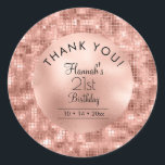 Pegatina Redonda Rosa Gold 21st Birthday Personalize Gracias<br><div class="desc">Rosa de oro shimmer fiesta de 21 años gracias pegatinas por sobres,  regalos de fiesta a favor,  empaque,  caracteristicas brillantes patrones digitales de imitación metálica para personalizar con el nombre del chica de cumpleaños,  fecha de fiesta de cumpleaños y edad en fuentes decorativas negras.</div>