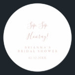 Pegatina Redonda Rosa Gold Sip Sip Hooray Bridal Shower<br><div class="desc">Este rosa de sorbo dorado hooray ducha de novia favorece al pegatina es perfecto para una ducha nupcial moderna. El diseño,  sencillo y elegante,  presenta una tipografía de escritura clásica y elegante en oro rosa.</div>