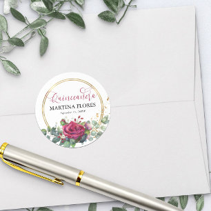 Pegatina Redonda Rosa Roja Quinceañera con Caligrafía Elegante