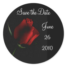 Rosa roja sobre el personalizar negro