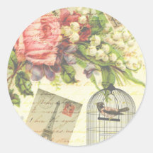 Rosas de época y pájaro enjaulado
