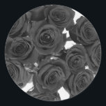 Pegatina Redonda Rosas Negras Boda Romántica Elegante<br><div class="desc">Personaliza con cualquier texto. Están disponibles artículos a juego.</div>