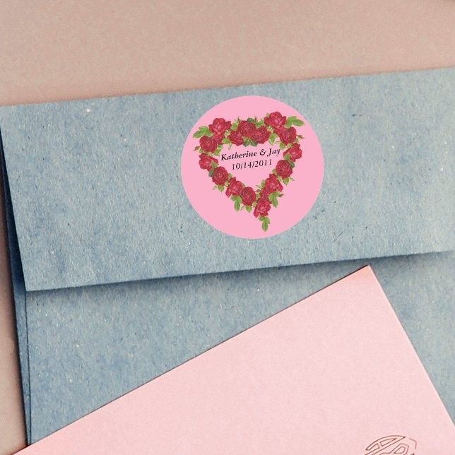 Pegatina Redonda Rosas rojas de corazón (Heart shaped wreath of red roses leaves for Valentines, or Wedding on pink round stickers.)