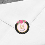 Pegatina Redonda Rosas rosadas y puntos de polka blanco negro salva<br><div class="desc">Moda Floral Salven a los pegatinas de la ronda de fechas con un falso borde de oro, un punto de polka blanco y negro y algunas rosas rosas rosas rosas rosas. Úsalo para sellar los sobres de fecha guardados o para la decoración. Compruebe la coincidencia guardar la tarjeta de fecha...</div>
