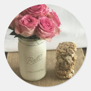 Pegatina Redonda Rosas rosas en un tarro de lata y galletas