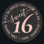 Pegatina Redonda Rubor Pink Black Sweet 16th Birthday Party Favor<br><div class="desc">Añada una moda y un toque de acabado a la moda a los sobres y favores con estos dulces y rosados pegatinas de 16º cumpleaños. El diseño presenta una tipografía de escritura de estilo manuscrito de color rosa ondulado sobre un fondo negro moderno. El texto en un círculo es sencillo...</div>