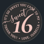 Pegatina Redonda Rubor Pink Black Sweet 16th Birthday Party Favor<br><div class="desc">Añada una moda y un toque de acabado a la moda a los sobres y favores con estos dulces y rosados pegatinas de 16º cumpleaños. El diseño presenta una tipografía de escritura de estilo manuscrito de color rosa ondulado sobre un fondo negro moderno. El texto en un círculo es sencillo...</div>