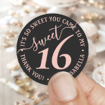 Pegatina Redonda Rubor Pink Black Sweet 16th Birthday Party Favor<br><div class="desc">Añada una moda y un toque de acabado a la moda a los sobres y favores con estos dulces y rosados pegatinas de 16º cumpleaños. El diseño presenta una tipografía de escritura de estilo manuscrito de color rosa ondulado sobre un fondo negro moderno. El texto en un círculo es sencillo...</div>