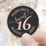 Pegatina Redonda Rubor Pink Black Sweet 16th Birthday Party Favor<br><div class="desc">Añada una moda y un elegante toque de acabado a los sobres y favores con estos dulces y rosados pegatinas redondos de 16 años. El diseño presenta una tipografía de escritura de estilo guiñada a mano rosa ondulada sobre un fondo negro moderno. El texto en un círculo es sencillo para...</div>