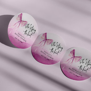 Pegatina Redonda Rubor Pink Bow ella está atando la ducha nupcial