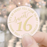 Pegatina Redonda Rubor Pink Gold Sweet 16th Birthday Party Favor<br><div class="desc">Añada una moda y un toque de acabado a la moda a los sobres y a los favores con estos pegatinas redondos de 16 años color rosa y dorado. El diseño presenta una tipografía de escritura moderna de estilo manuscrito en un fondo rosa ondulado. El texto en un círculo es...</div>
