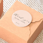Pegatina Redonda Rubor Pink Simple Elegant Gracias Boda<br><div class="desc">Esta simple caligrafía le agradece a su pegatina con el nombre de novia y novio junto con la fecha.</div>