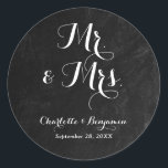 Pegatina Redonda Rustic Black Chalkboard Sr. y Sra. Boda<br><div class="desc">Rústicas etiquetas de bodas en el pizarrón para sus sobres bodas/bolsos.</div>