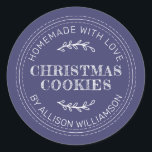 Pegatina Redonda Rustic Homemade Christmas Cookies Navy Blue<br><div class="desc">Rústica y moderna pegatina casera de productos hechos con el texto casero con amor, galletas de navidad y tu nombre en tipografía moderna con un fondo azul marino. Simplemente agregue su nombre y el nombre del producto a la etiqueta. Diseñado exclusivamente para usted por Happy Dolphin Studio. Si necesita ayuda...</div>